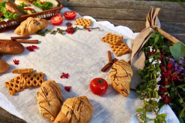 Piknik yeşil çim, hamur işleri ve sebze bir saf masa örtüsü, yaz sezonu, düz yatıyordu, seçici odak