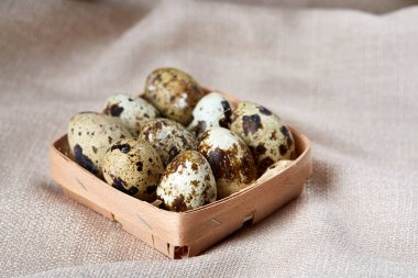 Yumurtalar bıldırcın kutusunun kompozisyon yumurta saf peçeteye Şimşir ahşap arka plan, üstten görünüm