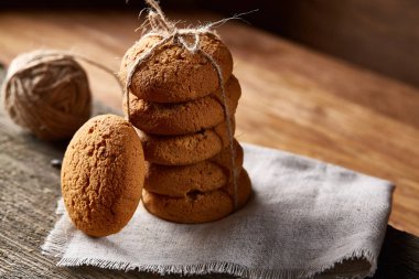 Ahşap masa, yakın çekim, seçici odak saf peçete üzerinde ev yapımı kurabiye