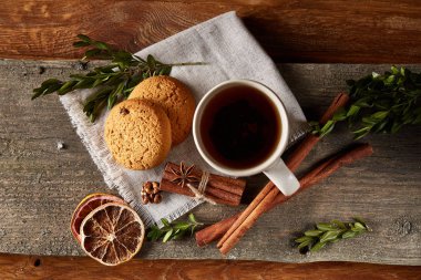 Geleneksel Noel çay bir fincan sıcak çay, kurabiye ve süslemeleri üzerinde ahşap bir masa, seçici odak konseptiyle
