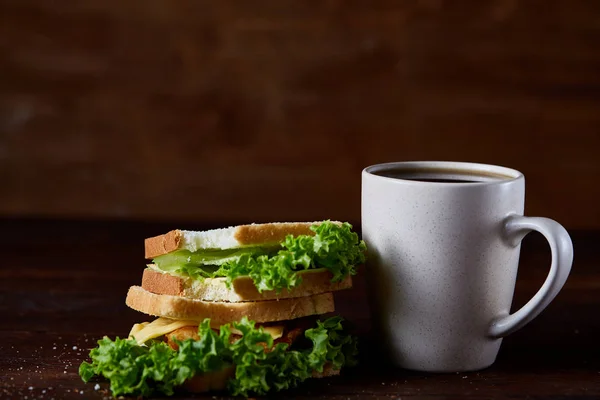 Delicioso concepto de desayuno con pastelería fresca, leche y botella de bebida sobre fondo rústico de madera, vista superior , — Foto de Stock