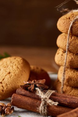 Tanımlama bilgileri, tarçın ve hafif ahşap arka plan üzerinde kurutulmuş portakal yığını ile Noel kompozisyon yakın çekim.