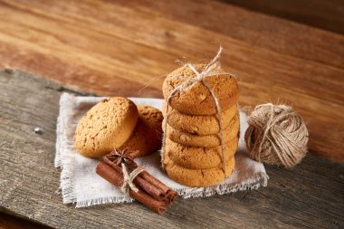 Tanımlama bilgileri, tarçın ve hafif ahşap arka plan üzerinde kurutulmuş portakal yığını ile Noel kompozisyon yakın çekim.