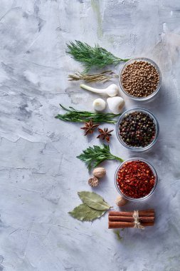 Yukarıdaki üç cam kase baharatlar ile beyaz dokulu arka plan, satırlarda düzenlenen görüntülemek.