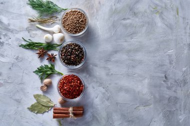 Yukarıdaki üç cam kase baharatlar ile beyaz dokulu arka plan, satırlarda düzenlenen görüntülemek.