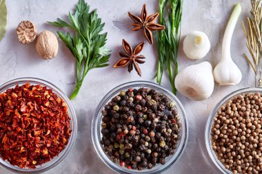 Yukarıdaki üç cam kase baharatlar ile Close-up beyaz dokulu arka plan, satırlarda düzenlenen görüntülemek.