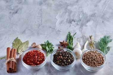 Yukarıdaki üç cam kase baharatlar ile beyaz dokulu arka plan, satırlarda düzenlenen görüntülemek.