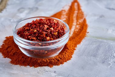 Kırpma yolu beyaz arka plan, üstten görünüm, seçici odak cam kase kırmızı sıcak soğuk biber.