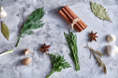 Otlar ve baharatlar koymak beyaz dokulu arka plan, üstten görünüm, seçici odak.