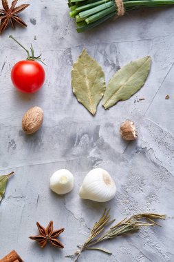 Otlar ve baharatlar koymak beyaz dokulu arka plan, üstten görünüm, seçici odak.