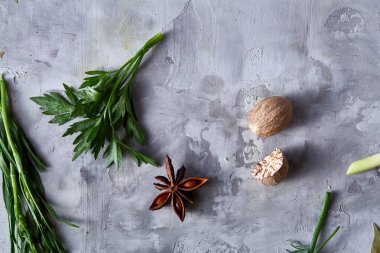 Otlar ve baharatlar koymak beyaz dokulu arka plan, üstten görünüm, seçici odak.