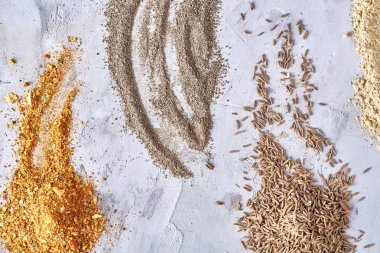 Zemin toz baharat beyaz arka plan, üst-görünümü, yakın çekim, makro, sığ derinlik-in tarla ürün yelpazesine