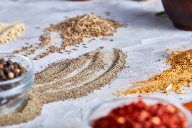 Zemin toz baharat beyaz arka plan, üst-görünümü, yakın çekim, makro, sığ derinlik-in tarla ürün yelpazesine