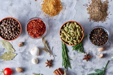 Yukarıdaki beyaz dokulu arka planda, diğer bitkilerle satırları kil kase baharatlar ile düzenlenmiş görüntülemek.