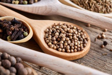 Renkli aromatik yemek eski ahşap varil, yakın çekim, düz için çeşitli baharatlar yatıyordu, sığ derinlik-in tarla.