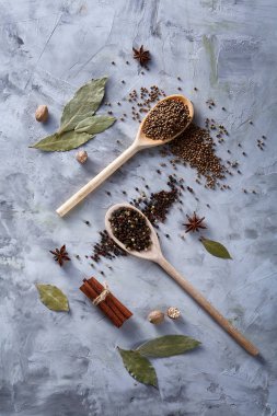 Beyaz arka planda, düz tahta kaşıklar içinde baharatlar ürün yelpazesine bileşimi lay, yakın çekim, seçici odak.