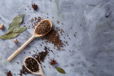 Beyaz arka planda, düz tahta kaşıklar içinde baharatlar ürün yelpazesine bileşimi lay, yakın çekim, seçici odak.