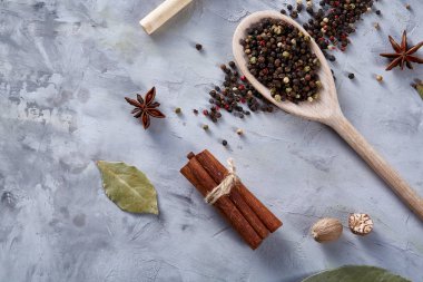 Beyaz arka planda, düz tahta kaşıklar aromatik biber ile kompozisyon lay, yakın çekim, seçici odak.