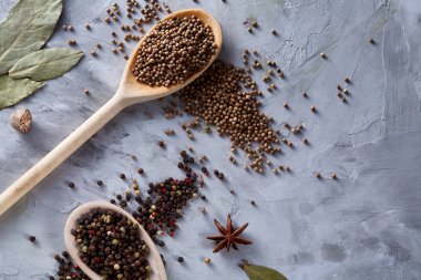 Beyaz arka planda, düz tahta kaşıklar içinde baharatlar ürün yelpazesine bileşimi lay, yakın çekim, seçici odak.