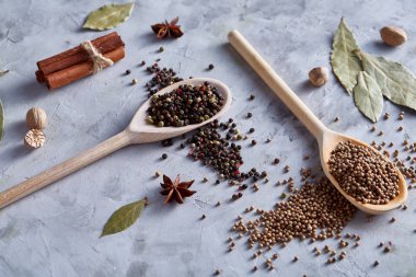 Beyaz arka planda, düz tahta kaşıklar içinde baharatlar ürün yelpazesine bileşimi lay, yakın çekim, seçici odak.