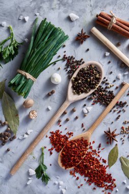 Çeşitli baharat beyaz dokulu arka planda, düz mutfak natürmort yatıyordu, yakın çekim, seçici odak, dikey.