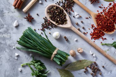 Çeşitli baharat beyaz dokulu arka planda, düz mutfak natürmort lay, yakın çekim, seçici odak.