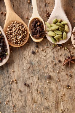 Renkli aromatik eski ahşap masa, yakın çekim, düz yemek pişirmek için çeşitli baharatlar yatıyordu, seçici odak, kopya alanı.