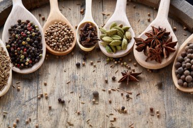 Renkli aromatik yemek eski ahşap varil, yakın çekim, düz için çeşitli baharatlar yatıyordu, seçici odak, kopya alanı.