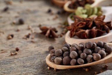 Renkli aromatik eski ahşap masa, yakın çekim, düz yemek pişirmek için çeşitli baharatlar yatıyordu, sığ derinlik-in tarla.