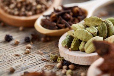 Renkli aromatik eski ahşap masa, yakın çekim, düz yemek pişirmek için çeşitli baharatlar yatıyordu, sığ derinlik-in tarla.