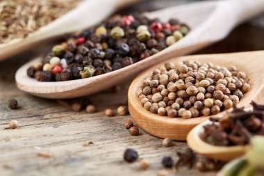 Renkli aromatik eski ahşap masa, yakın çekim, düz yemek pişirmek için çeşitli baharatlar yatıyordu, sığ derinlik-in tarla.