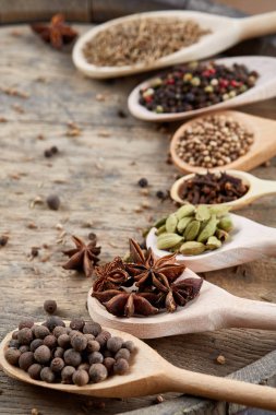 Renkli aromatik eski ahşap masa, yakın çekim, düz yemek pişirmek için çeşitli baharatlar yatıyordu, seçici odak.