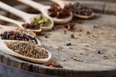 Renkli aromatik yemek eski ahşap varil, yakın çekim, düz için çeşitli baharatlar yatıyordu, sığ derinlik-in tarla.