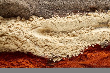 Renkli baharat arka plan ile farklı renk baharatlar, makro, seçici odak, sığ derinlik-in tarla.