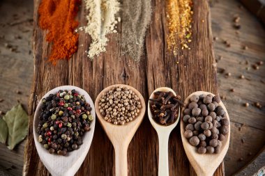 Tahta kaşıklar ile baharat vintage arka planda, perspektif, yakın çekim, seçici odak azalan sıra