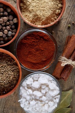 Ahşap varil, yakın çekim, seçici odak, dikey üst Seramik kase içinde baharatlar.