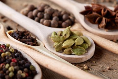 Renkli aromatik eski ahşap masa, yakın çekim, düz yemek pişirmek için çeşitli baharatlar yatıyordu, seçici odak.