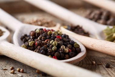 Renkli aromatik eski ahşap masa, yakın çekim, düz yemek pişirmek için çeşitli baharatlar yatıyordu, sığ derinlik-in tarla.