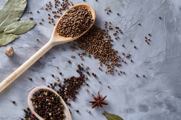 Beyaz arka planda, düz tahta kaşıklar içinde baharatlar ürün yelpazesine bileşimi lay, yakın çekim, seçici odak.