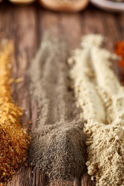 Renkli baharat arka plan ile farklı renk baharatlar, makro, seçici odak, dikey, sığ derinlik-in tarla.