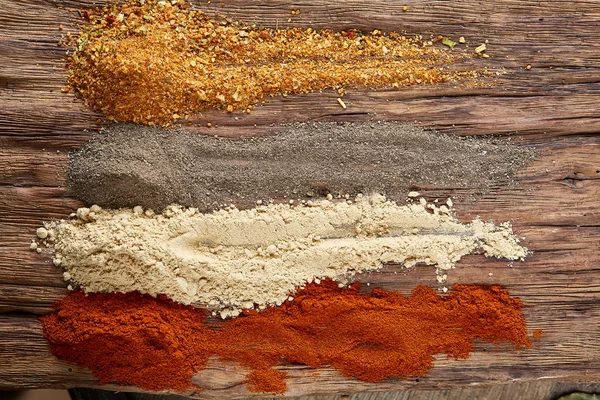 Farverige krydderi baggrund med forskellige farve krydderier, makro, selektiv fokus, overfladisk dybde af feltet . - Stock-foto