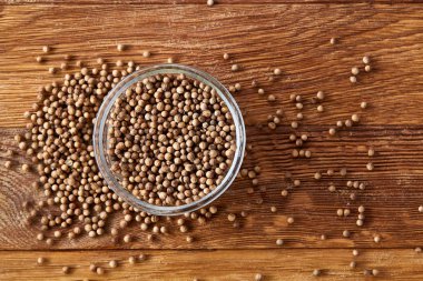 Cam kase kişniş rustik ahşap arka plan, yakın çekim, en iyi görünüm, seçici odak dolu.