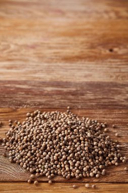 Kişniş yığın tohum rustik ahşap arka plan, yakın çekim, üstten görünüm, makro, sığ derinlik-in tarla üzerinde.