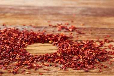 Kuru soğuk pul rustik ahşap arka plan, üstten görünüm, yakın çekim, makro, seçici odak daire çerçeveleme yapılmış.