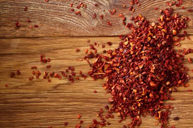 Kırmızı sıcak soğuk pul rustik ahşap arka plan, üstten görünüm, yakın çekim, makro, seçici odak kurutulmuş.