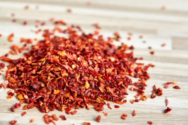 Kurutulmuş kırmızı sıcak soğuk pul hafif ahşap arka plan, üstten görünüm, yakın çekim, makro, sığ derinlik-in tarla yığını.