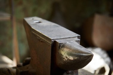 Demirci Atölyesi, yakın çekim, seçici odak büyük ağır örs.