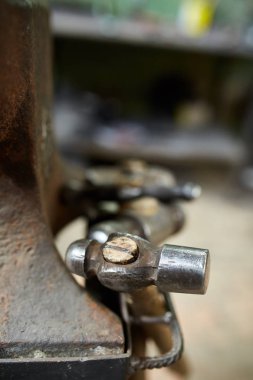 Büyük ağır örs ve çekiçle Demirci Atölyesi, yakın çekim, sığ derinlik-in tarla, dikey.