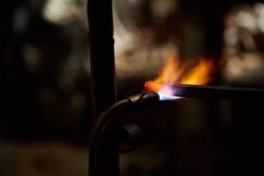 Erimiş metal tedavisinde arka plan, yakın çekim bulanık.