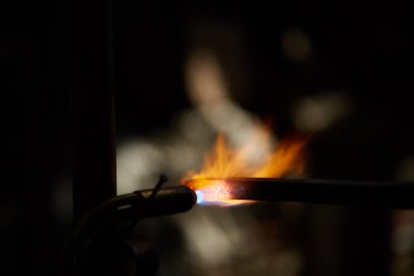 Erimiş metal tedavisinde arka plan, yakın çekim bulanık.